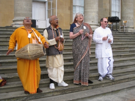 Theyâ€™re back! The Hare Krishnaâ€™s return to Croome in a Bank Holiday spectacular thumbnail